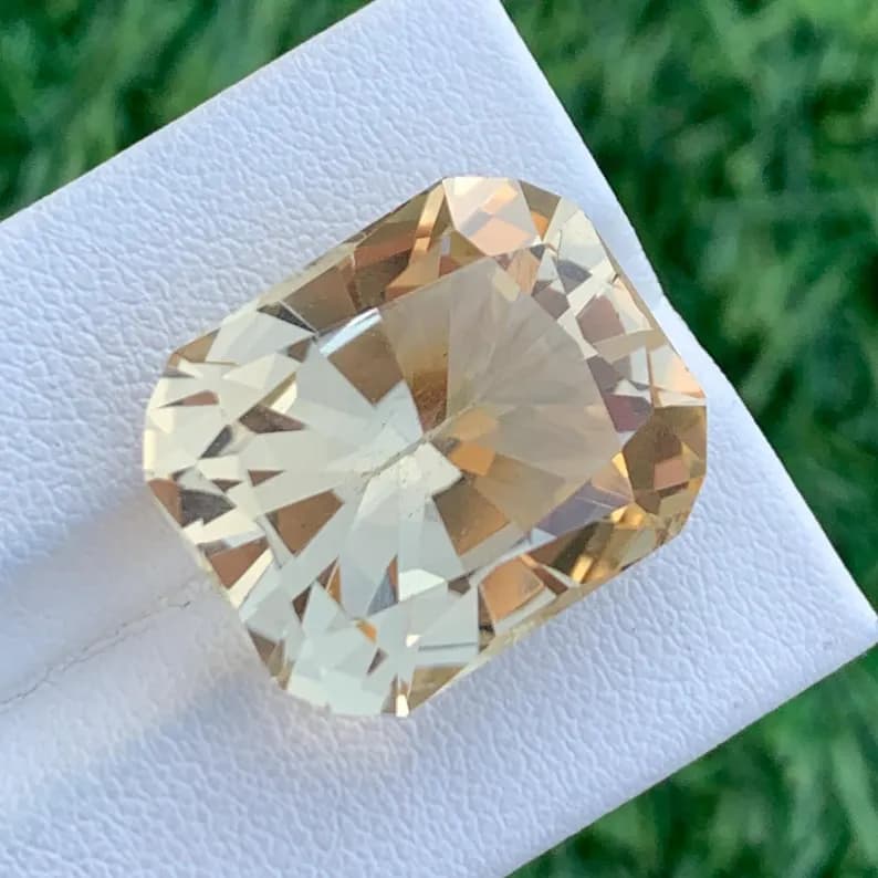 Yellow Citrine 20.4ct Radiant Cut, natural yellow / gold citrine from Pakistan, 20.4 ct