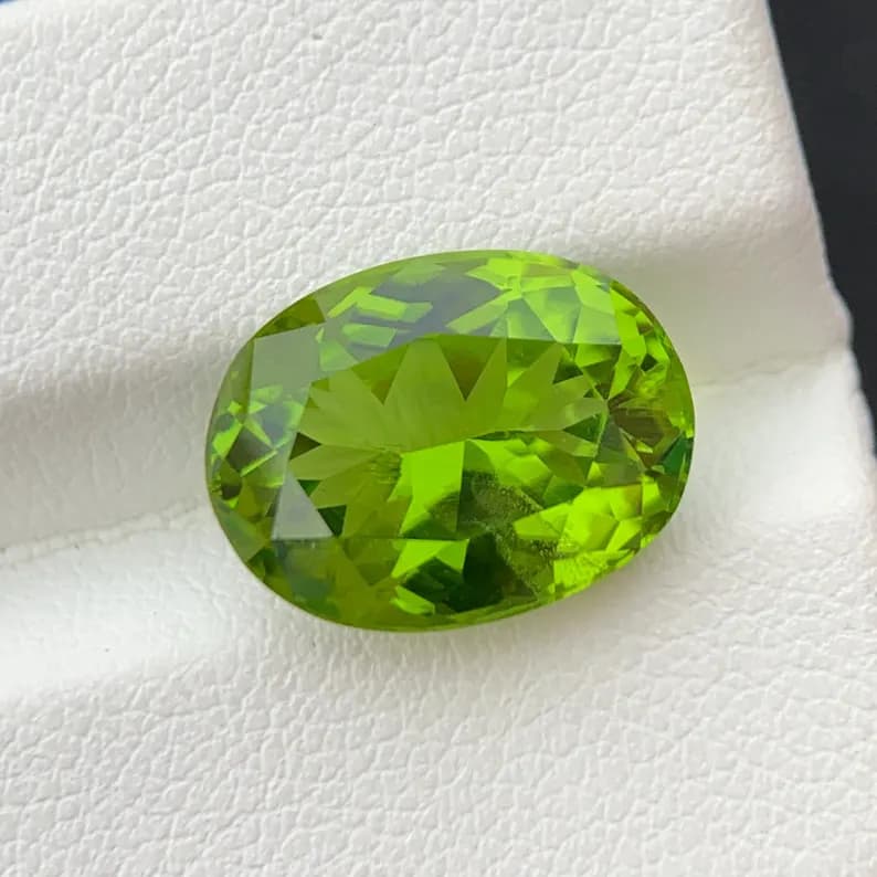 Peridot 7.6ct Oval Cut, natural green peridot from Pakistan, 7.6 ct