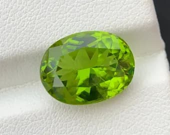 Peridot 7.6ct Oval Cut, natural green peridot from Pakistan