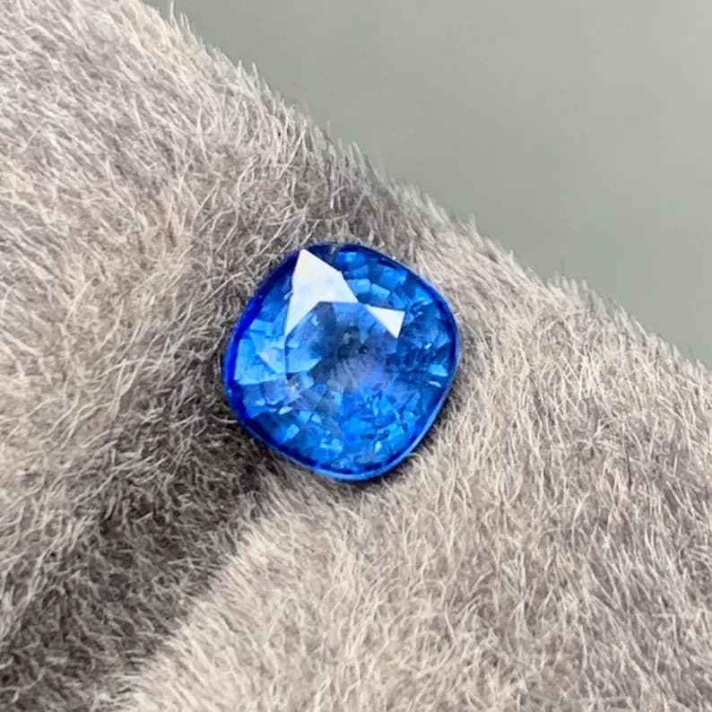 Sapphire 1.1ct Cushion Cut, natural blue sapphire from Pakistan, 1.1 ct