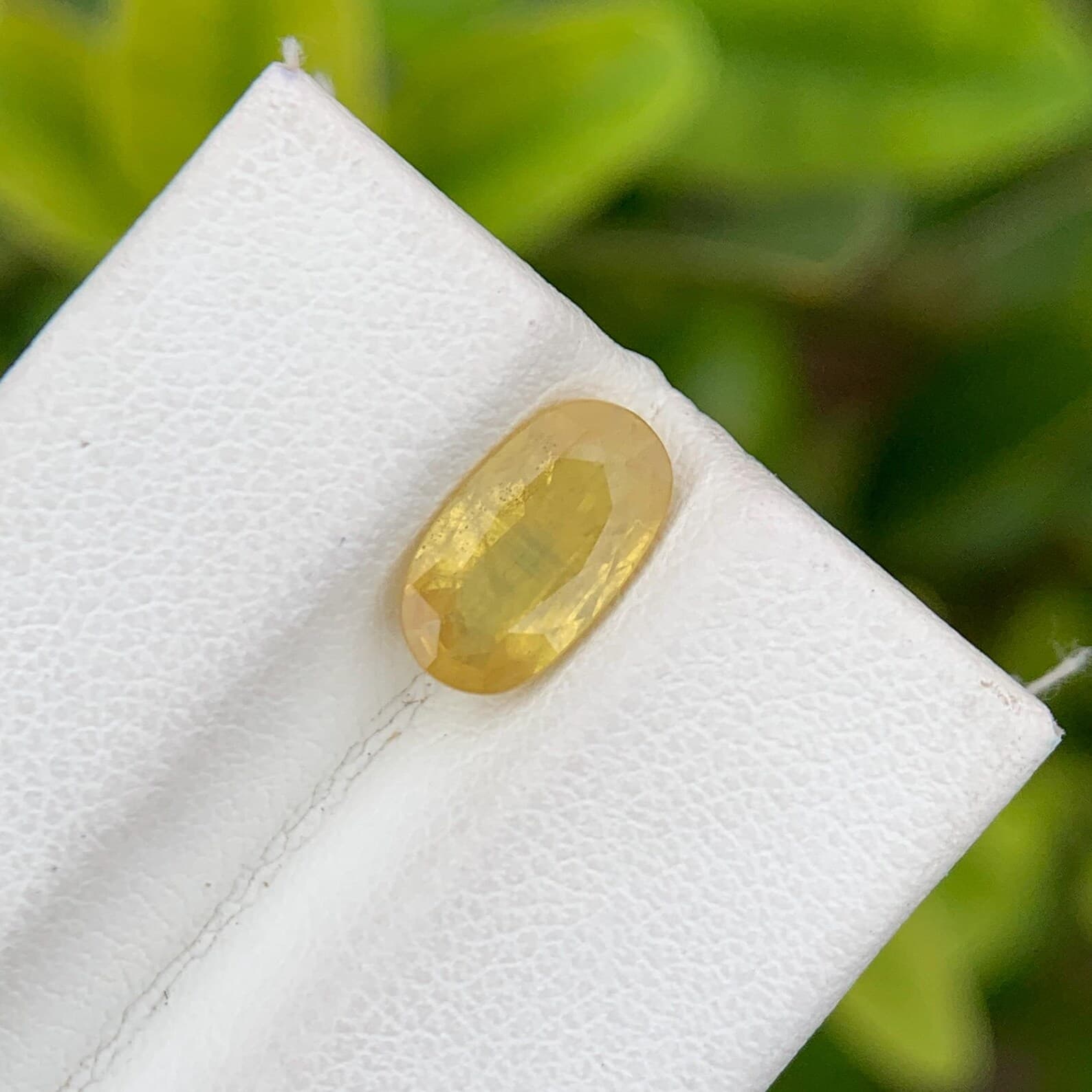 Yellow Sapphire 2.1ct Oval Cut, natural yellow / gold sapphire from Pakistan