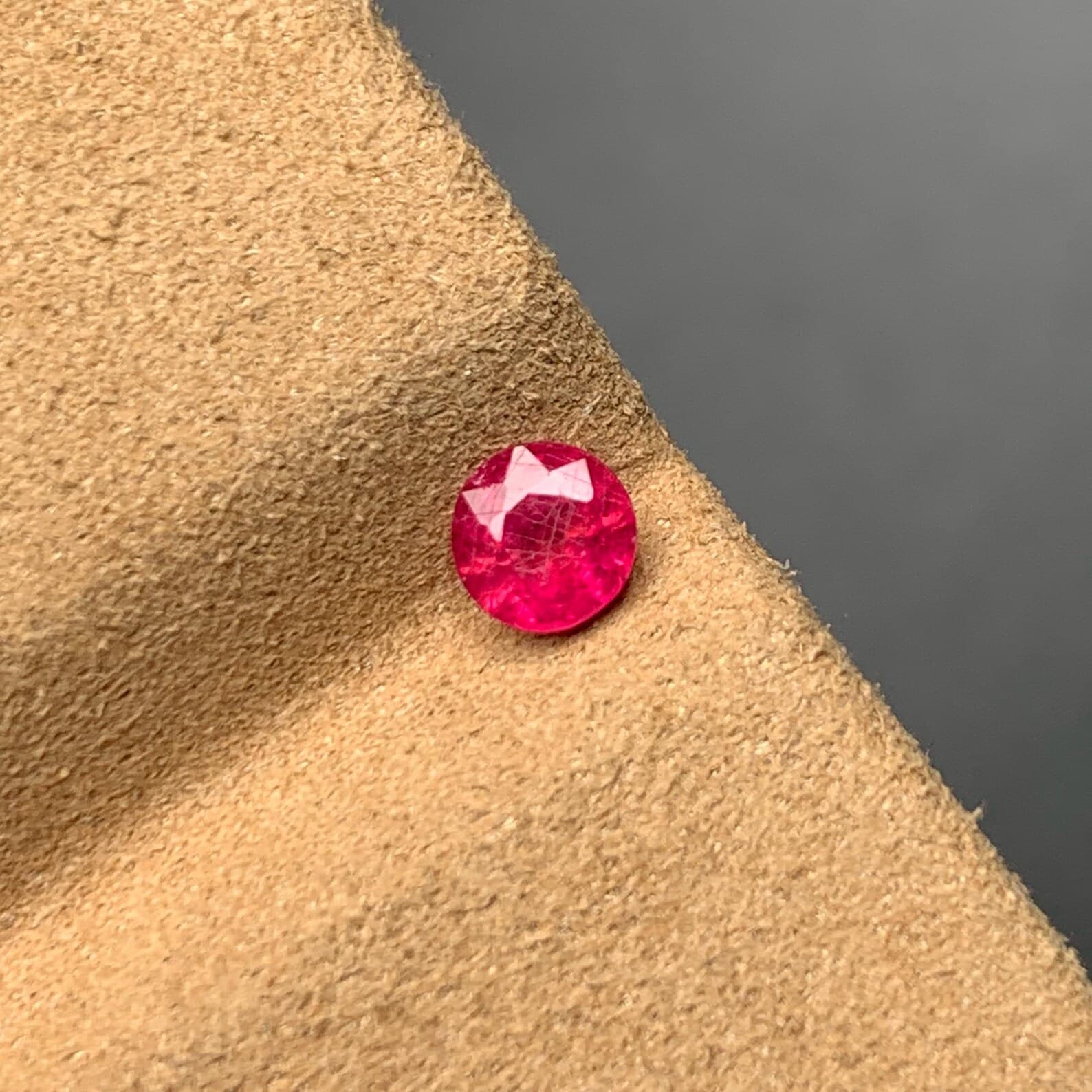 Ruby 0.55ct Round Brilliant Cut, natural red ruby from Pakistan