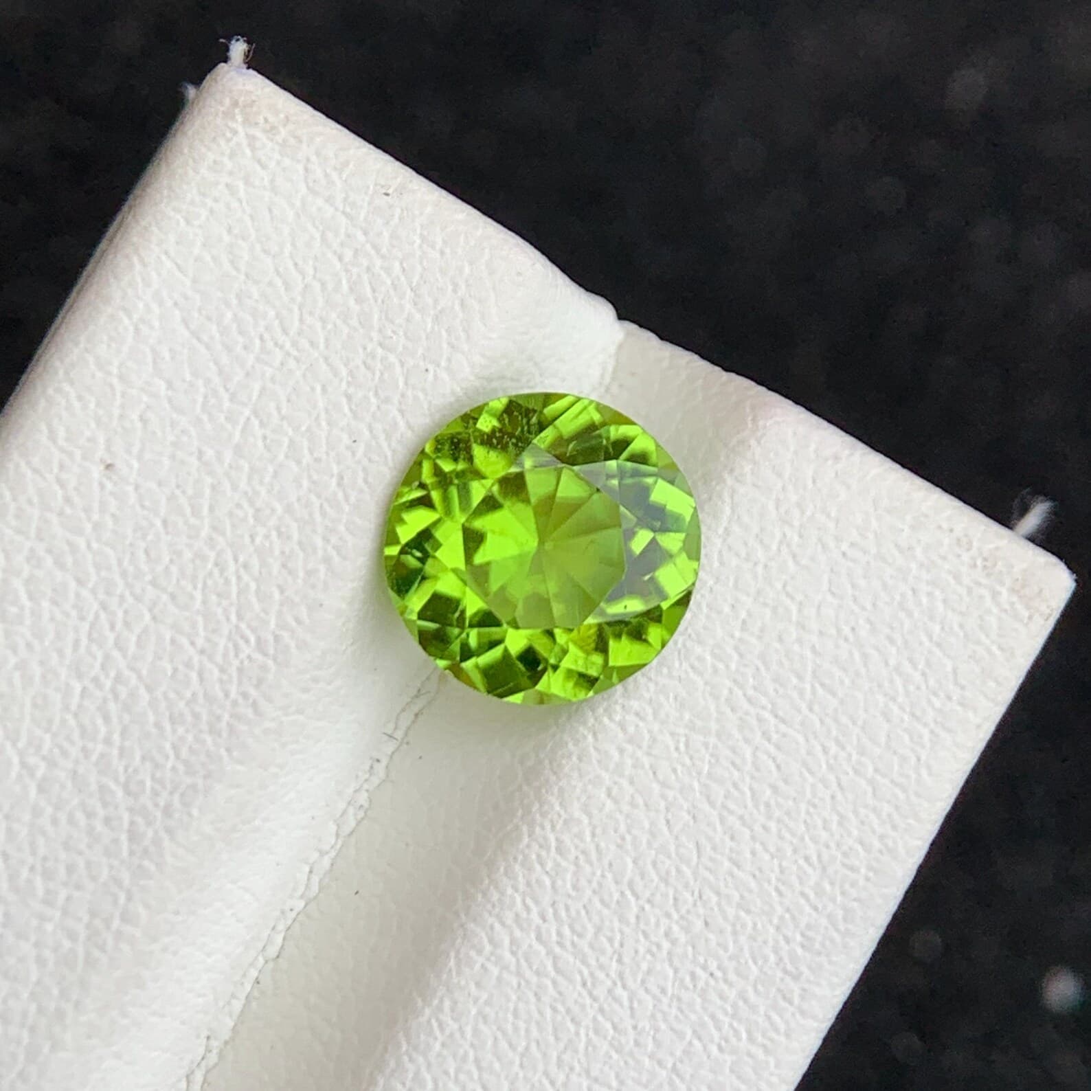 Peridot 3.3ct Diamond Cut, natural green peridot from Pakistan