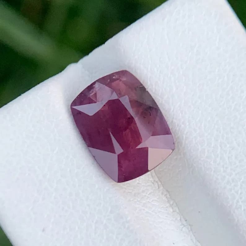 Purple Corundum 3.95ct Cushion Cut, natural blue sapphire from Pakistan, 3.95 ct