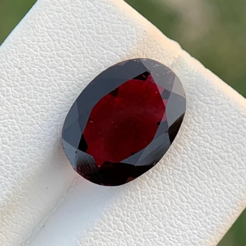Rhodolite Garnet 6.75ct Oval Cut, natural red garnet from Pakistan, 6.75 ct